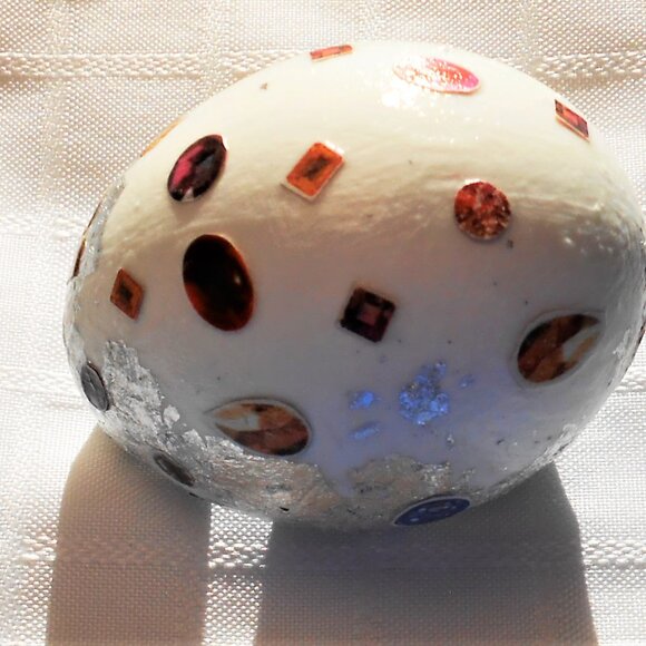 Handmade collages on a set of varnished eggshells - Picture 9 of 16